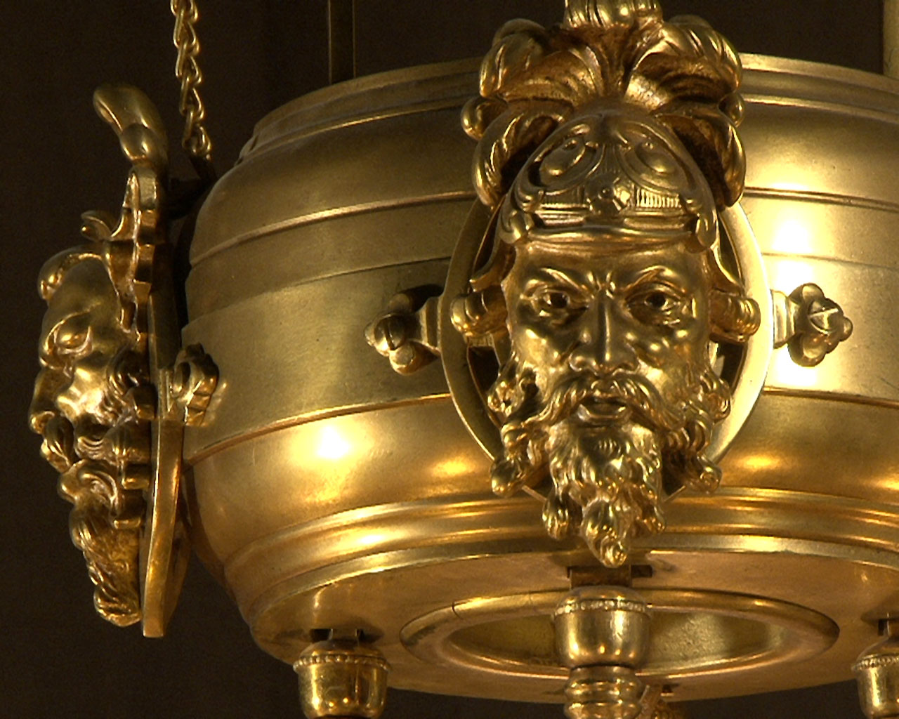 Suspension en bronze doré à cabochons de verre. Suspension en bronze doré à cabochons de verre.-4